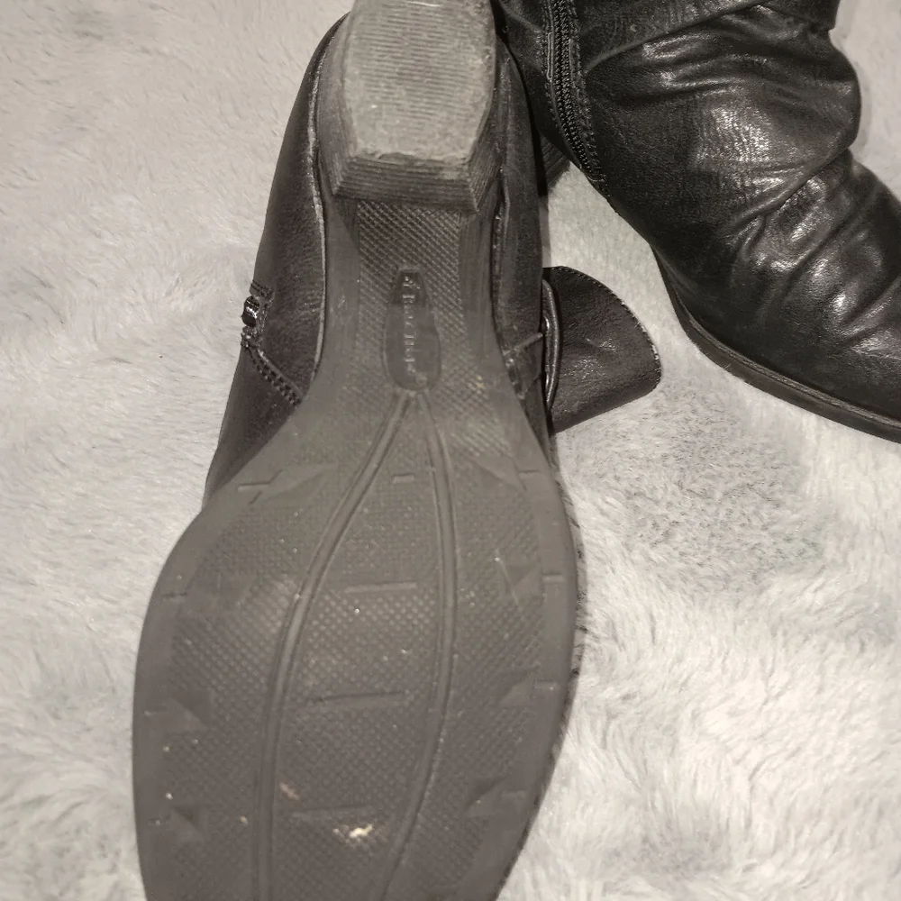 Boots - Picture 3 of 5